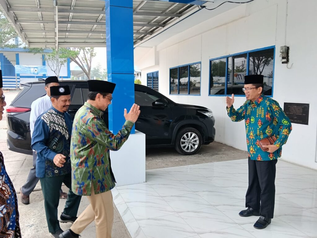 2.	Cendekiawan Muslim dunia, H. Muhammad Syamsi Ali, Lc., M.A., Ph.D., disambut Ketua Pimpinan Wilayah Muhammadiyah (PWM) Sulawesi Tengah, H. Muh. Amin Parakkasi, S.Ag., M.H.I., bersama Rektor Unismuh Palu, Prof. Dr. H. Rajindra, SE., MM.. Foto: Fery